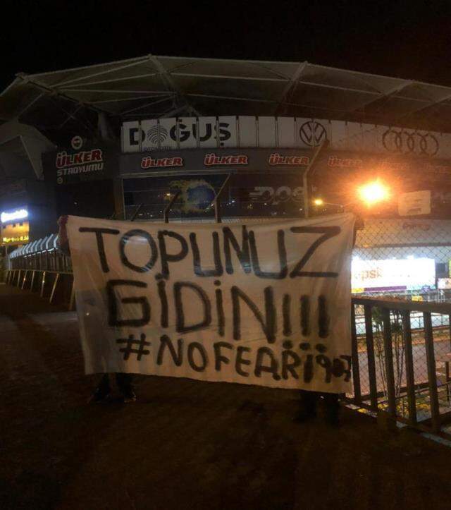 Fenerbahçe taraftarından yönetime büyük tepki! Ülker Stadyumu'na çıkarma yapıp pankart astılar