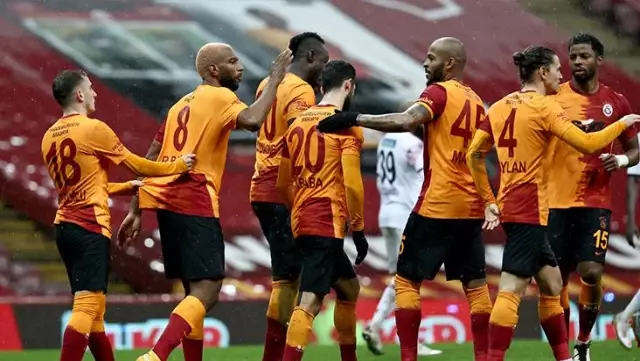 Galatasaray'da Fatih Terim ve 12 futbolcu boşa çıktı Galatasaray'da Fatih Terim ve 12 futbolcu boşa çıktı