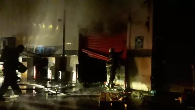 Gıda mağazasında çıkan yangının alevleri geceyi aydınlattı Gıda mağazasında çıkan yangının alevleri geceyi aydınlattı
