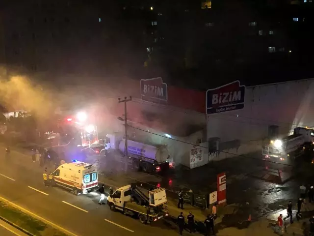Gıda mağazasında çıkan yangının alevleri geceyi aydınlattı Gıda mağazasında çıkan yangının alevleri geceyi aydınlattı