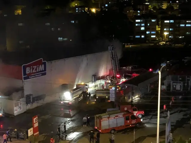 Gıda mağazasında çıkan yangının alevleri geceyi aydınlattı Gıda mağazasında çıkan yangının alevleri geceyi aydınlattı