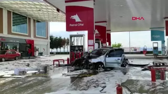 HADIMKÖY'DE KONTROLDEN ÇIKARAK AKARYAKIT İSTASYONUNA GİREN OTOMOBİL ALEV ALDI 2 YARALI HADIMKÖY'DE KONTROLDEN ÇIKARAK AKARYAKIT İSTASYONUNA GİREN OTOMOBİL ALEV ALDI 2 YARALI