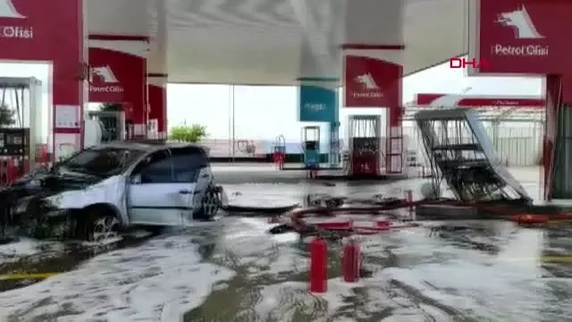 HADIMKÖY'DE KONTROLDEN ÇIKARAK AKARYAKIT İSTASYONUNA GİREN OTOMOBİL ALEV ALDI 2 YARALI HADIMKÖY'DE KONTROLDEN ÇIKARAK AKARYAKIT İSTASYONUNA GİREN OTOMOBİL ALEV ALDI 2 YARALI