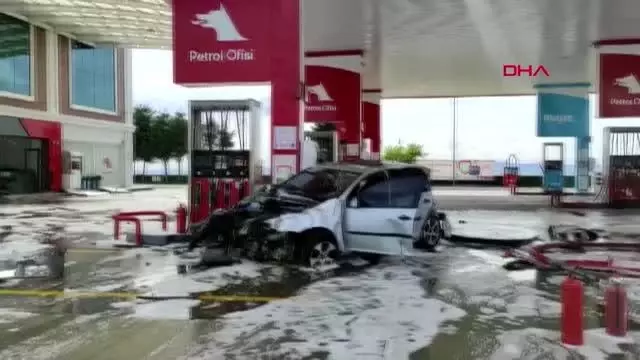 HADIMKÖY'DE KONTROLDEN ÇIKARAK AKARYAKIT İSTASYONUNA GİREN OTOMOBİL ALEV ALDI 2 YARALI HADIMKÖY'DE KONTROLDEN ÇIKARAK AKARYAKIT İSTASYONUNA GİREN OTOMOBİL ALEV ALDI 2 YARALI