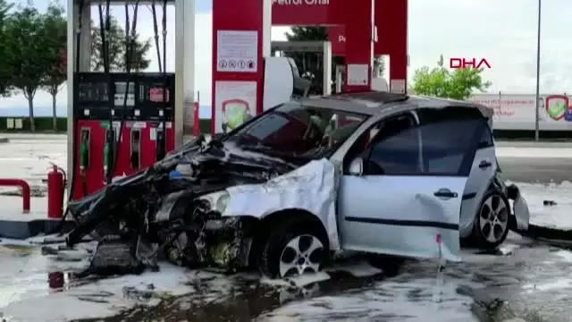 HADIMKÖY'DE KONTROLDEN ÇIKARAK AKARYAKIT İSTASYONUNA GİREN OTOMOBİL ALEV ALDI 2 YARALI HADIMKÖY'DE KONTROLDEN ÇIKARAK AKARYAKIT İSTASYONUNA GİREN OTOMOBİL ALEV ALDI 2 YARALI