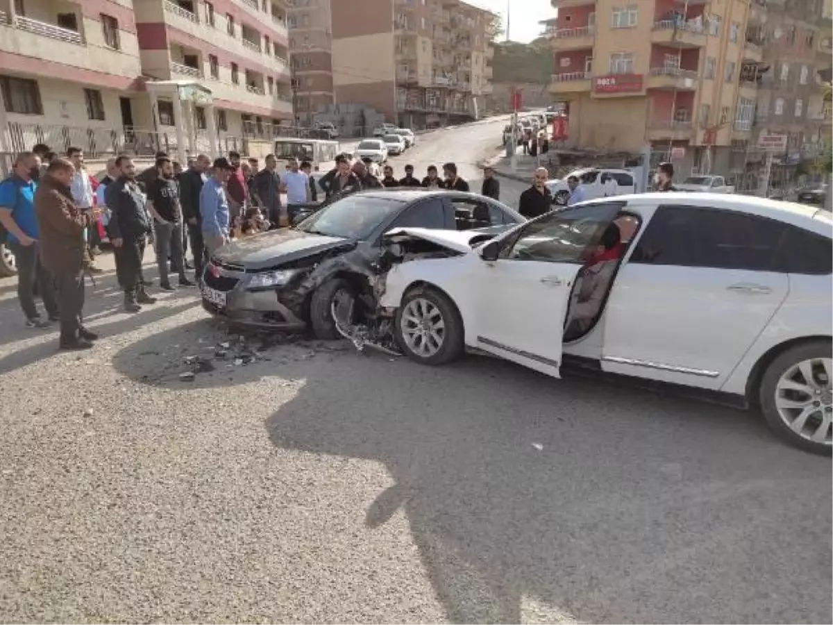 Hakkari'de otomobiller çarpıştı: 2 yaralı