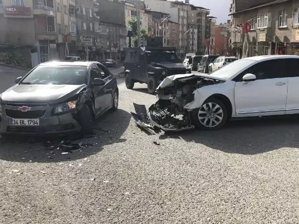Hakkari'de otomobiller çarpıştı: 2 yaralı
