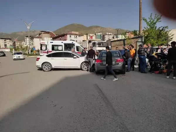 Hakkari'de otomobiller çarpıştı: 2 yaralı