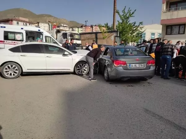 Hakkari'de otomobiller çarpıştı: 2 yaralı