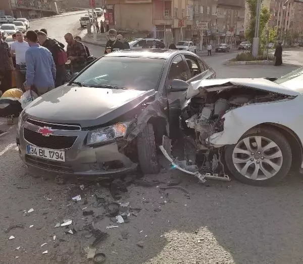 Hakkari'de otomobiller çarpıştı: 2 yaralı