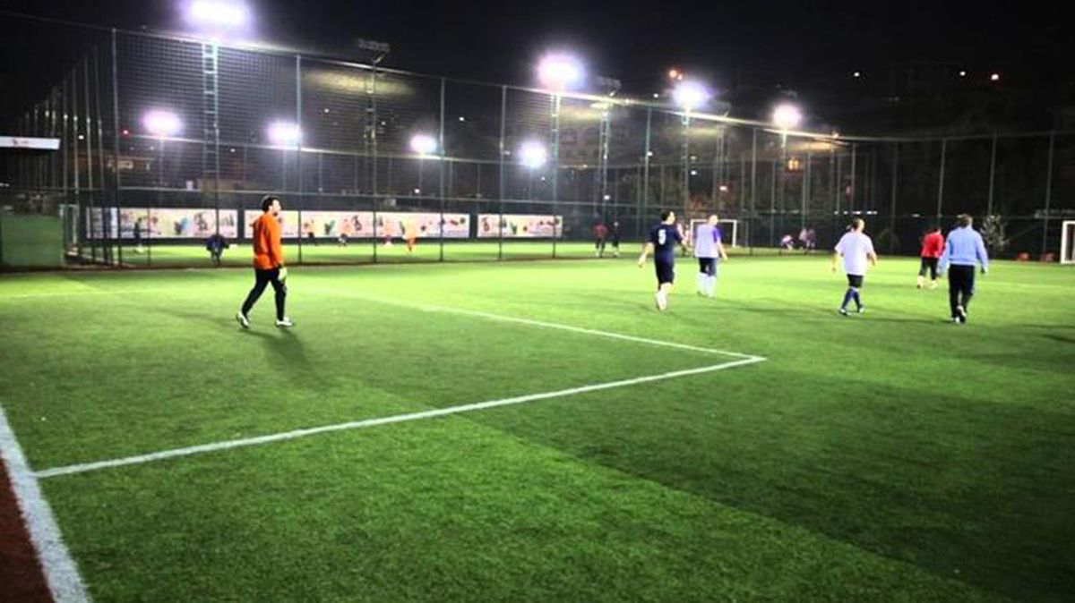 Halı sahalar ve spor salonları da kısıtlamaya takıldı