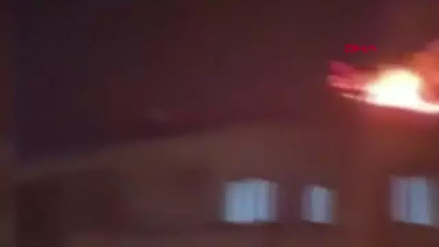 İSTANBUL-ESENLER'DE ŞAMPİYONLUK KUTLAMASINDA ATILAN HAVAİ FİŞEK YANGIN ÇIKARDI İSTANBUL-ESENLER'DE ŞAMPİYONLUK KUTLAMASINDA ATILAN HAVAİ FİŞEK YANGIN ÇIKARDI