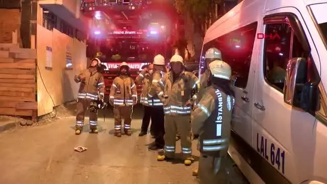 İSTANBUL-ESENLER'DE ŞAMPİYONLUK KUTLAMASINDA ATILAN HAVAİ FİŞEK YANGIN ÇIKARDI İSTANBUL-ESENLER'DE ŞAMPİYONLUK KUTLAMASINDA ATILAN HAVAİ FİŞEK YANGIN ÇIKARDI