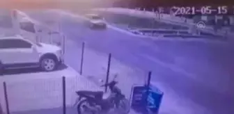 İzmir: Kaldırımda yürüyen iki kişinin devrilen tırın altında kalması güvenlik kamerasına yansıdı İzmir: Kaldırımda yürüyen iki kişinin devrilen tırın altında kalması güvenlik kamerasına yansıdı