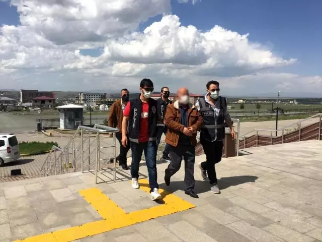 Kars'ta çocuğun ölümüne neden olan zanlı adliyeye sevk edildi Kars'ta çocuğun ölümüne neden olan zanlı adliyeye sevk edildi