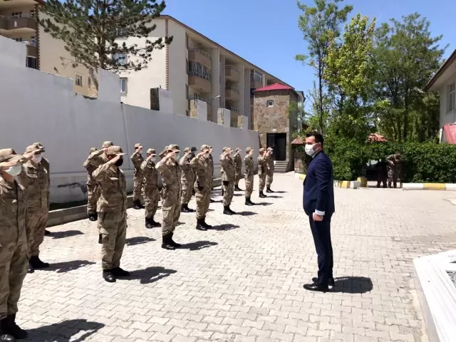 Kaymakam İlidi polis ve jandarma ile bayramlaştı Kaymakam İlidi polis ve jandarma ile bayramlaştı