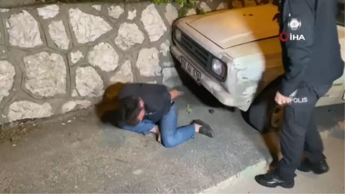 Kısıtlamada boş yolda duvara çarpan alkollü sürücü, polislere zor anlar yaşattı