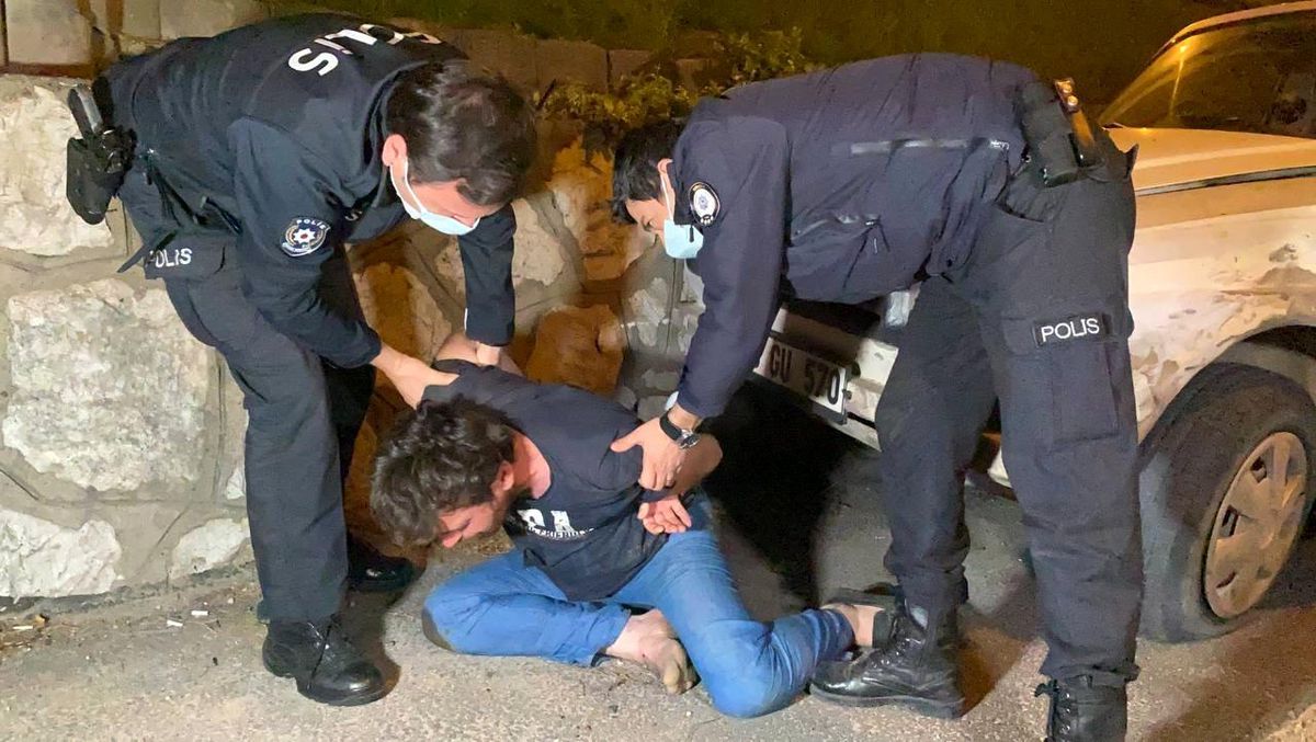 Duvara çarpan alkollü sürücü ile polis arasında ilginç diyalog: Siz beni soymaya çalışıyorsunuz
