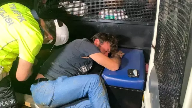 Son dakika! Kısıtlamada boş yolda duvara çarpan sürücü ile polis arasında ilginç diyalog Son dakika! Kısıtlamada boş yolda duvara çarpan sürücü ile polis arasında ilginç diyalog