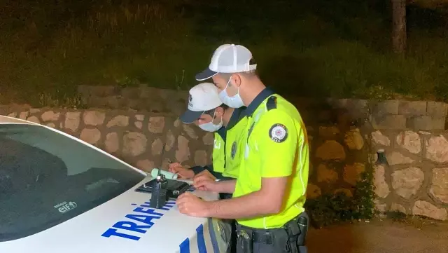 Son dakika! Kısıtlamada boş yolda duvara çarpan sürücü ile polis arasında ilginç diyalog Son dakika! Kısıtlamada boş yolda duvara çarpan sürücü ile polis arasında ilginç diyalog