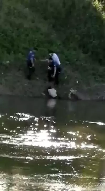 Kız arkadaşının yakınları tarafından ölüme atılan gencin çaresiz bekleyişi cep telefonu kamerasına yansıdı