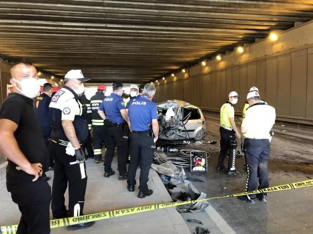 Kontrolden çıkan otomobil karşı şeritteki tıra çarptı: 1 ölü, 3 yaralı Kontrolden çıkan otomobil karşı şeritteki tıra çarptı: 1 ölü, 3 yaralı
