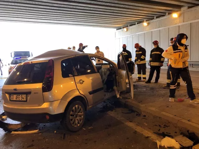 Kontrolden çıkan otomobil karşı şeritteki tıra çarptı: 1 ölü, 3 yaralı Kontrolden çıkan otomobil karşı şeritteki tıra çarptı: 1 ölü, 3 yaralı
