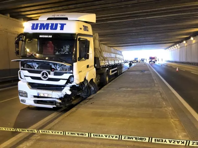 Kontrolden çıkan otomobil karşı şeritteki tıra çarptı: 1 ölü, 3 yaralı Kontrolden çıkan otomobil karşı şeritteki tıra çarptı: 1 ölü, 3 yaralı
