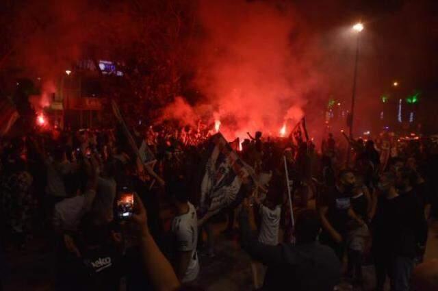 Maç bitti bayrağını kapan kendini dışarı attı! İşte il il şampiyonluk kutlamaları Maç bitti bayrağını kapan kendini dışarı attı! İşte il il şampiyonluk kutlamaları