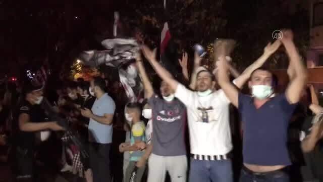 Maç bitti bayrağını kapan kendini dışarı attı! İşte il il şampiyonluk kutlamaları Maç bitti bayrağını kapan kendini dışarı attı! İşte il il şampiyonluk kutlamaları