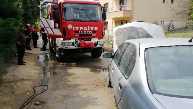 Markete gitmek için bindikleri otomobil bir anda alev aldı Markete gitmek için bindikleri otomobil bir anda alev aldı