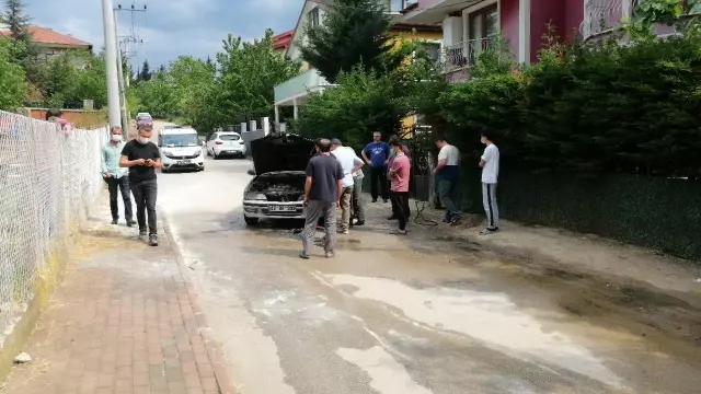 Markete gitmek için bindikleri otomobil bir anda alev aldı Markete gitmek için bindikleri otomobil bir anda alev aldı