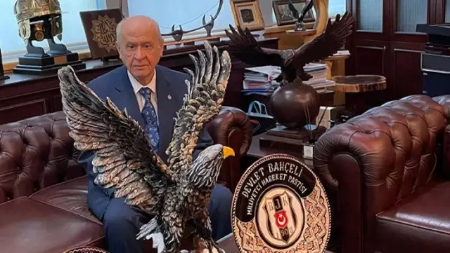 MHP Genel Başkanı Devlet Bahçeli, kartal biblosuyla verdiği pozla Beşiktaş'ı kutladı MHP Genel Başkanı Devlet Bahçeli, kartal biblosuyla verdiği pozla Beşiktaş'ı kutladı