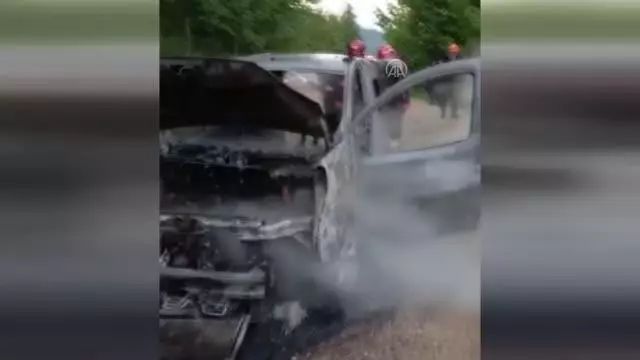 Motor kısmında yangın çıkan hafif ticari araç kullanılamaz hale geldi Motor kısmında yangın çıkan hafif ticari araç kullanılamaz hale geldi