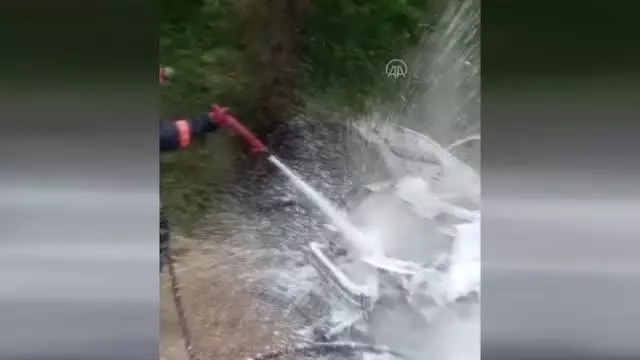 Motor kısmında yangın çıkan hafif ticari araç kullanılamaz hale geldi Motor kısmında yangın çıkan hafif ticari araç kullanılamaz hale geldi