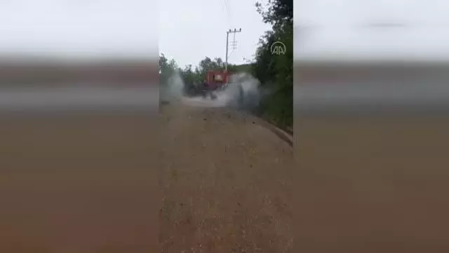 Motor kısmında yangın çıkan hafif ticari araç kullanılamaz hale geldi Motor kısmında yangın çıkan hafif ticari araç kullanılamaz hale geldi
