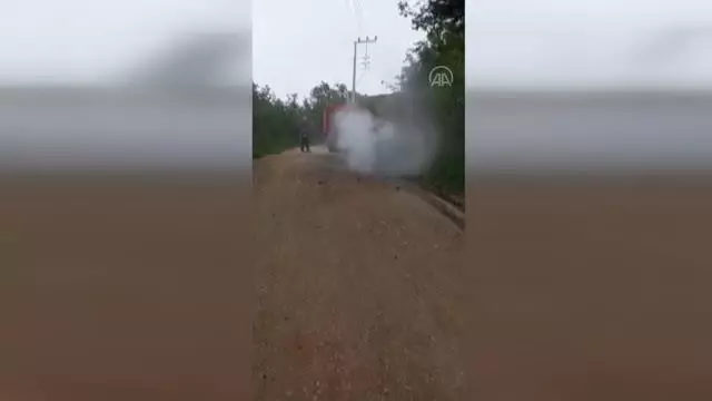 Motor kısmında yangın çıkan hafif ticari araç kullanılamaz hale geldi Motor kısmında yangın çıkan hafif ticari araç kullanılamaz hale geldi