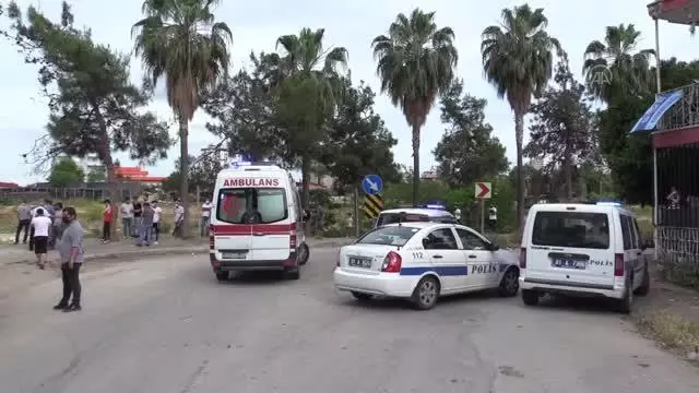 Motosikletle çarpışan taksi Seyhan Nehri'ne düştü: 2 yaralı Motosikletle çarpışan taksi Seyhan Nehri'ne düştü: 2 yaralı
