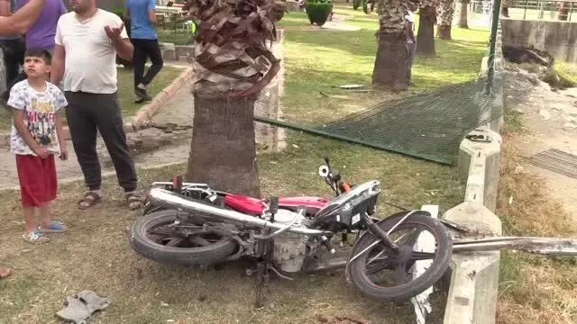 Motosikletle çarpışan taksi Seyhan Nehri'ne düştü: 2 yaralı Motosikletle çarpışan taksi Seyhan Nehri'ne düştü: 2 yaralı