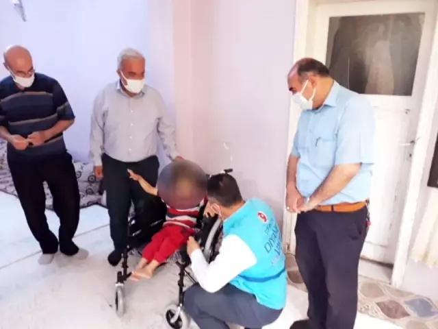 Müftülükten engellilere sandalye desteği