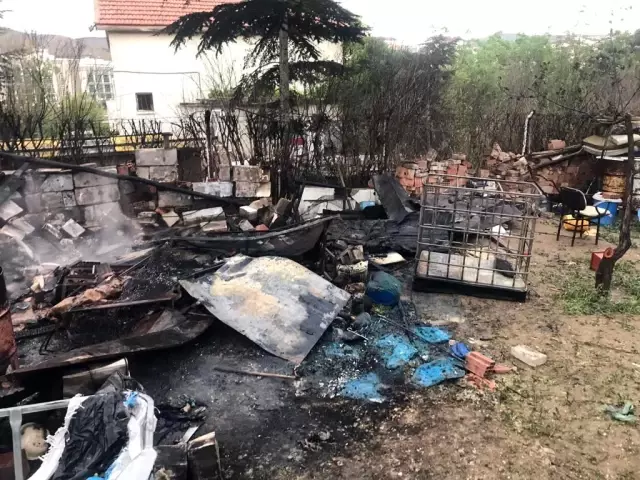 Müstakil evin bahçesinde çıkan yangın söndürüldü Müstakil evin bahçesinde çıkan yangın söndürüldü