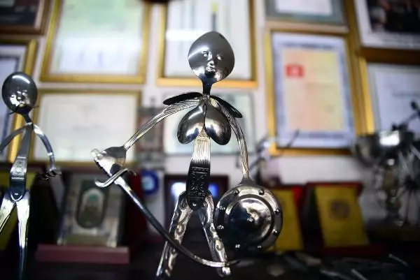 MUTFAK MALZEMELERİNİ SANAT ESERİNE DÖNÜŞTÜRÜYOR MUTFAK MALZEMELERİNİ SANAT ESERİNE DÖNÜŞTÜRÜYOR