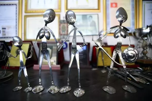 MUTFAK MALZEMELERİNİ SANAT ESERİNE DÖNÜŞTÜRÜYOR MUTFAK MALZEMELERİNİ SANAT ESERİNE DÖNÜŞTÜRÜYOR