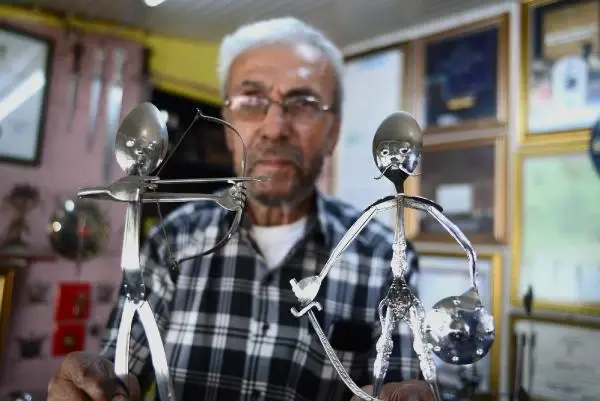 MUTFAK MALZEMELERİNİ SANAT ESERİNE DÖNÜŞTÜRÜYOR MUTFAK MALZEMELERİNİ SANAT ESERİNE DÖNÜŞTÜRÜYOR