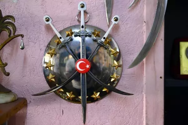 MUTFAK MALZEMELERİNİ SANAT ESERİNE DÖNÜŞTÜRÜYOR MUTFAK MALZEMELERİNİ SANAT ESERİNE DÖNÜŞTÜRÜYOR