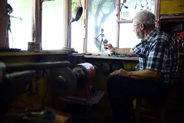 MUTFAK MALZEMELERİNİ SANAT ESERİNE DÖNÜŞTÜRÜYOR MUTFAK MALZEMELERİNİ SANAT ESERİNE DÖNÜŞTÜRÜYOR