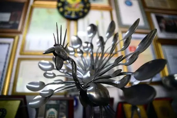 MUTFAK MALZEMELERİNİ SANAT ESERİNE DÖNÜŞTÜRÜYOR MUTFAK MALZEMELERİNİ SANAT ESERİNE DÖNÜŞTÜRÜYOR