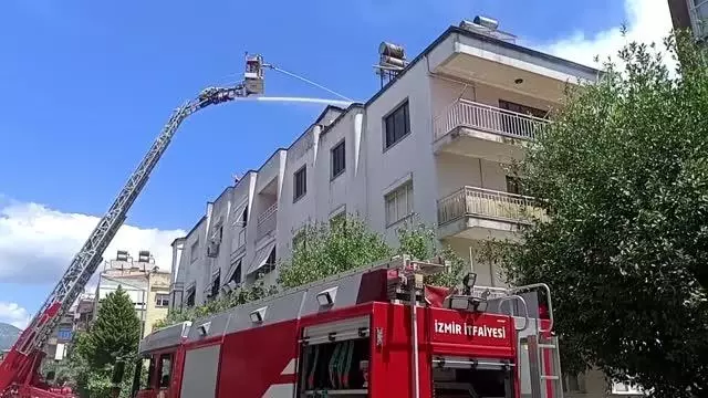 Son dakika haberi! Ödemiş'te bir apartmanın çatısında çıkan yangın söndürüldü Son dakika haberi! Ödemiş'te bir apartmanın çatısında çıkan yangın söndürüldü