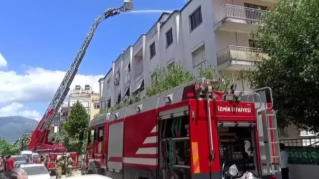 Son dakika haberi! Ödemiş'te bir apartmanın çatısında çıkan yangın söndürüldü Son dakika haberi! Ödemiş'te bir apartmanın çatısında çıkan yangın söndürüldü