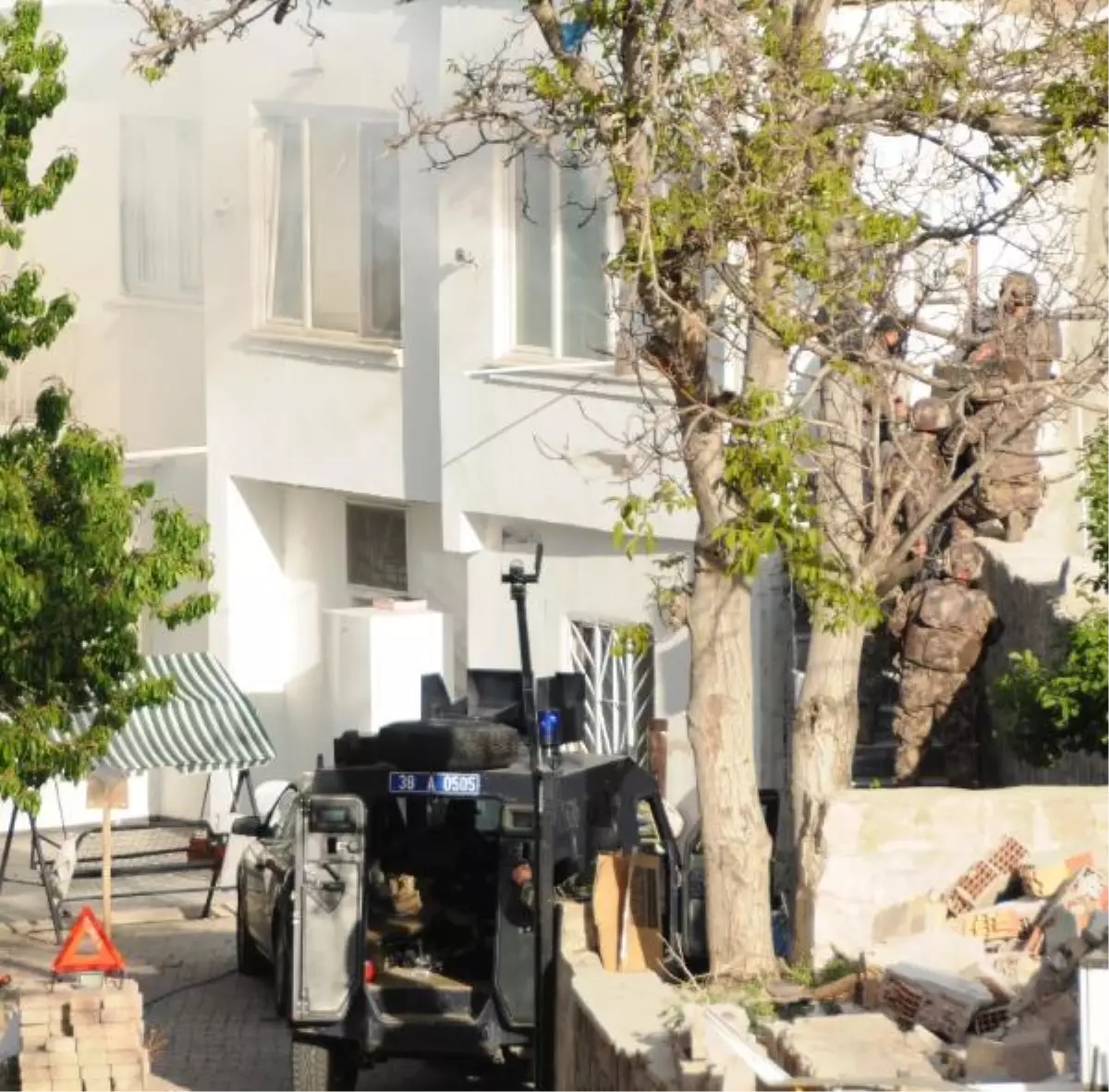 Pencereden tüfekle rastgele ateş açtı: 1 yaralı (2)